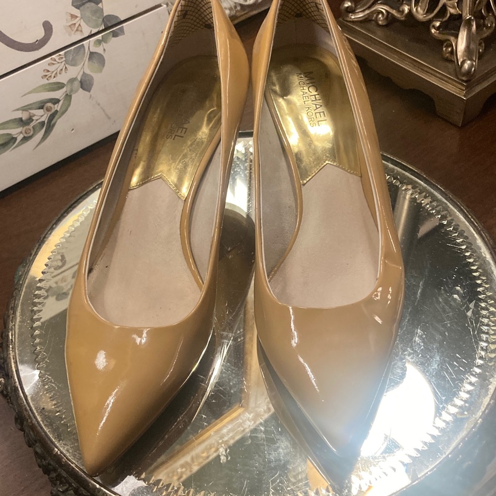 Genuine Michael Kors Beige Patent Leather Pointed-Toe Kitten Heels - Picture 9 of 15